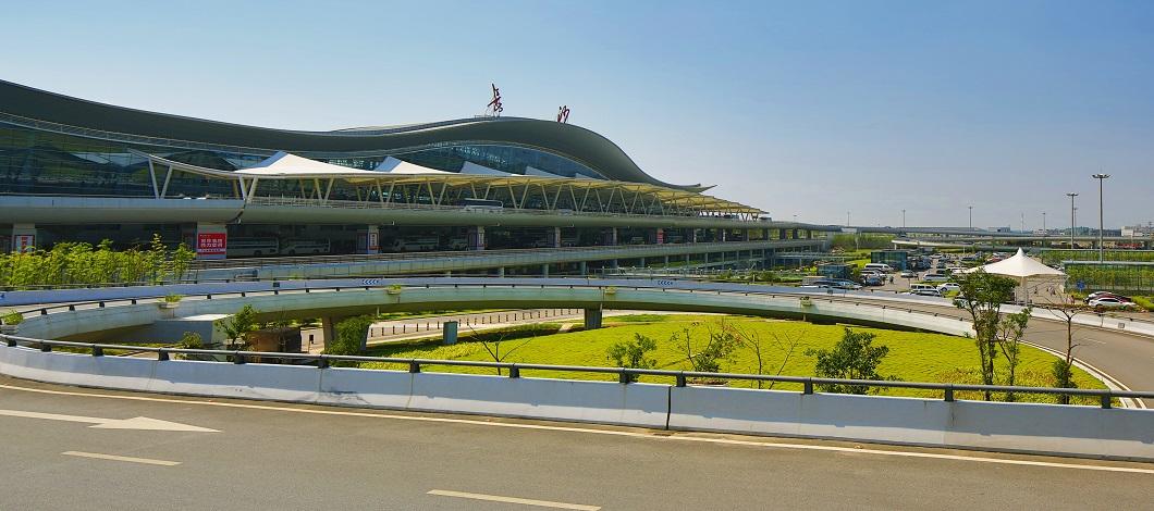 公司承建的長沙黃花國際機(jī)場(chǎng)新航站樓及高架橋工程榮獲中國建設(shè)工程魯班獎(jiǎng)、全國市政工程金杯獎(jiǎng)